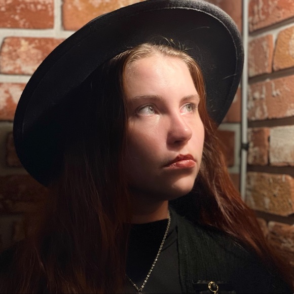 Meet your Posher, Rae - Picture 1 of 1